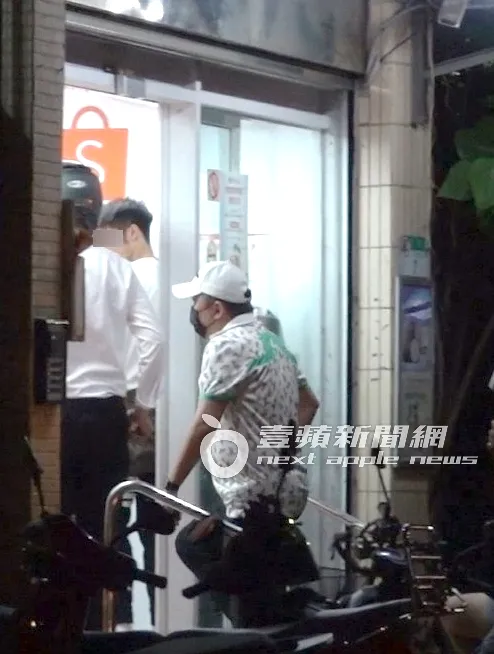 趙正平先放新對象回香閨後，再走到蝦皮幫忙取貨。特勤中心攝