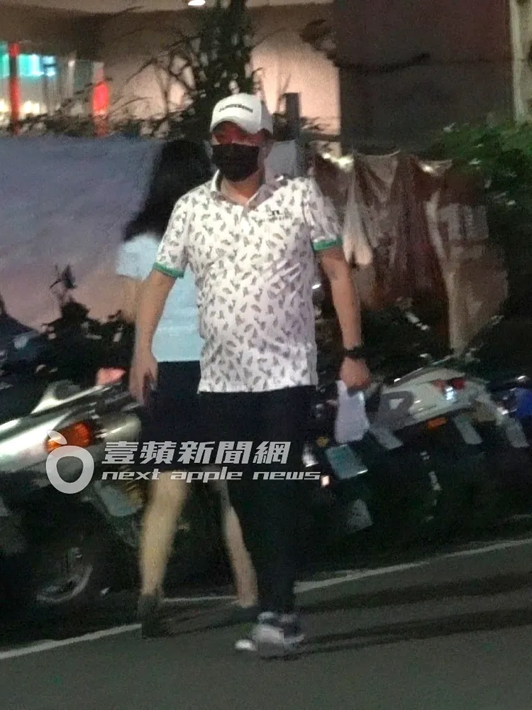 趙正平手拿網購商品漫步在內湖街頭。特勤中心攝