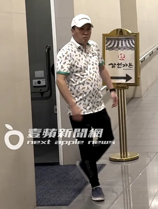 趙正平趁著年輕美眉在拍網美照時，當起時間管理大師去上洗手間。特勤中心攝