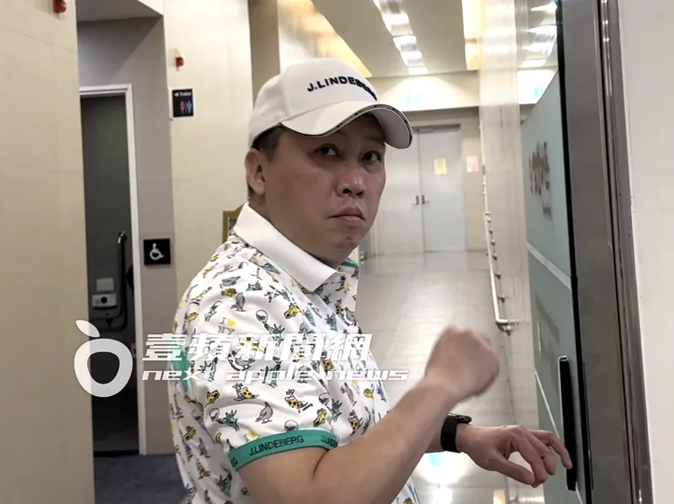 趙正平上完洗手間走回餐廳繼續享用美食。特勤中心攝