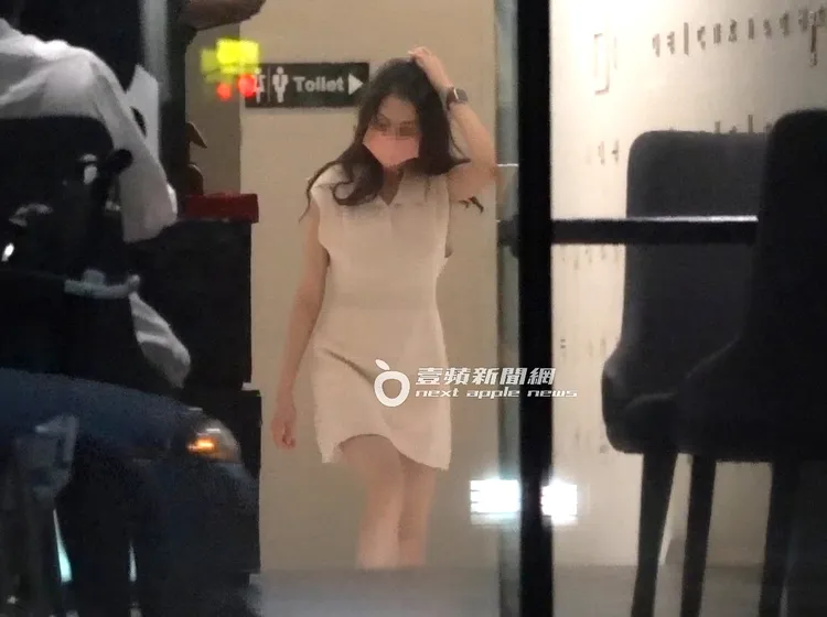 趙正平新約會對象，紀錄完美食照，也低調戴上口罩去洗手間。特勤中心攝