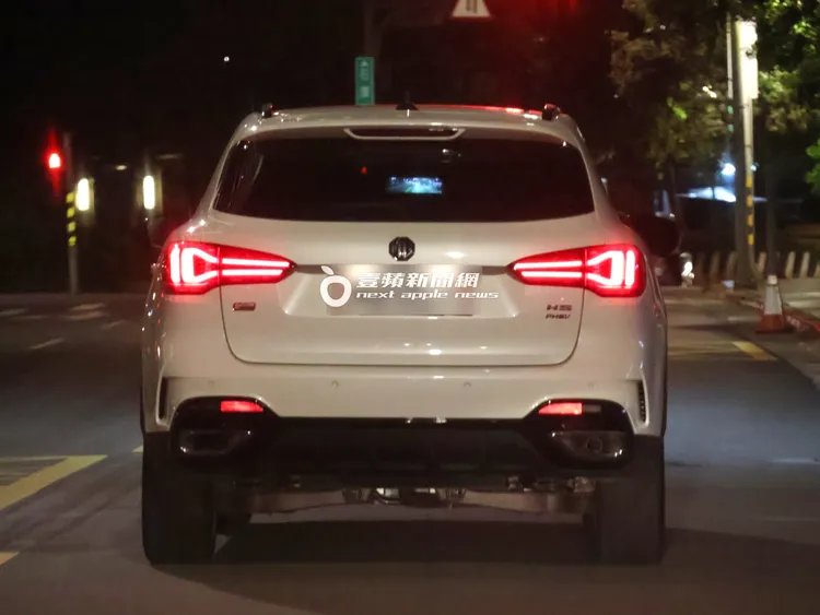 趙哥與嫩妹共進浪漫晚餐後，開著122萬元MG HS PHEV進口休旅車，載她一起回香閨。特勤中心攝