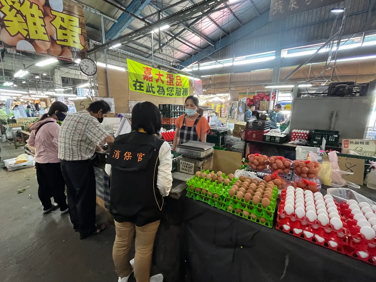 法制处派员前往传统市场、大卖场查访。市府提供
