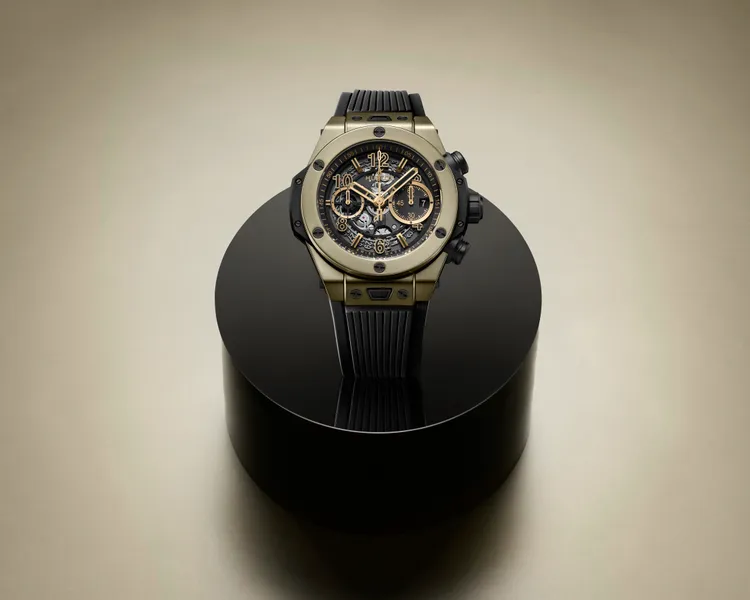 HUBLOT Big Bang Unico全魔力金計時碼錶，44mm，拋光魔力金錶殼，啞光黑色鏤空表面，黑色立體橡膠錶帶+鍍黑鈦金屬摺疊錶扣，MHUB1280 UNICO自製自動上鏈飛返計時機芯，動力儲存72小時，防水深度100米，120萬7000元。品牌提供