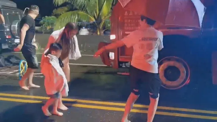 孩童一臉驚恐地走下救難艇後離開。翻攝自記者爆料網