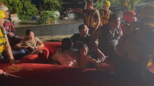 嘉義暴雨整天沒停過！快速道路10多人受困　救援影片曝光