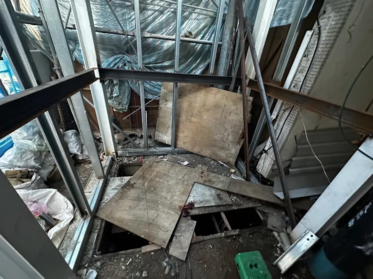 工人跌落一樓。翻攝畫面