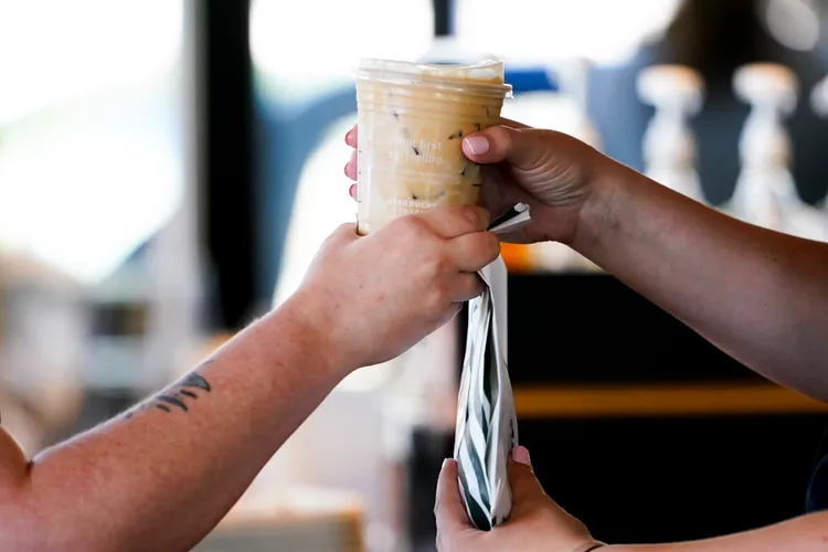 顧客6月28日在星巴克於美國西雅圖市的門市購買飲料。美聯社