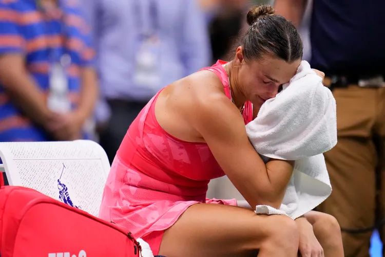 莎芭蓮卡輸球後難掩情緒。美聯社