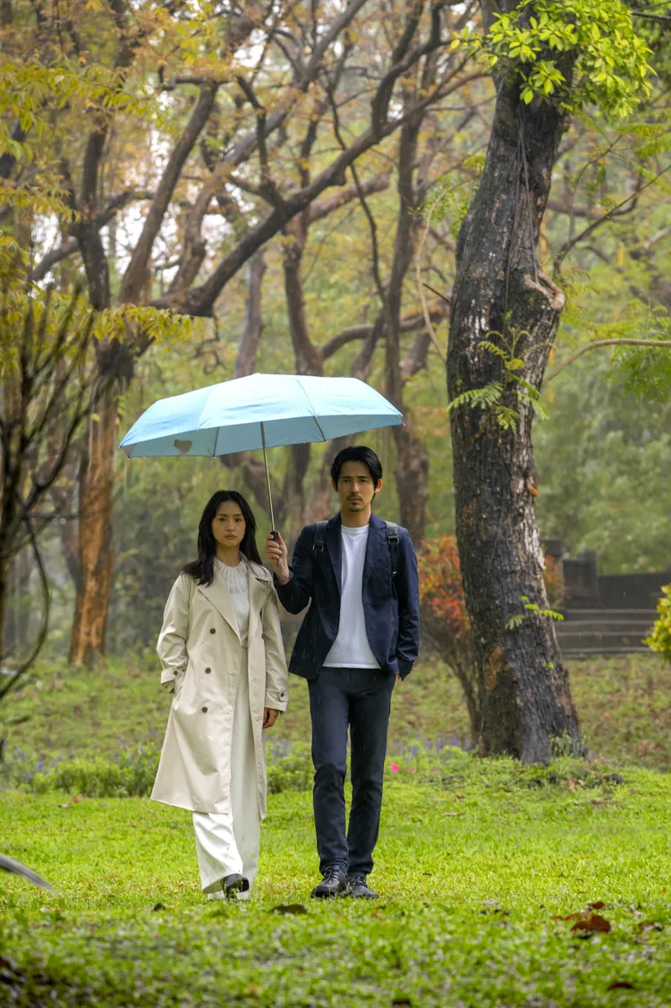 林依晨與周渝民主演《車頂上的玄天上帝》。甲上娛樂提供