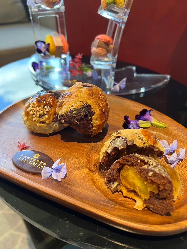 飯店準備蛋黃酥，讓工藤靜香感受過中秋節的氣氛。台北遠東香格里拉提供