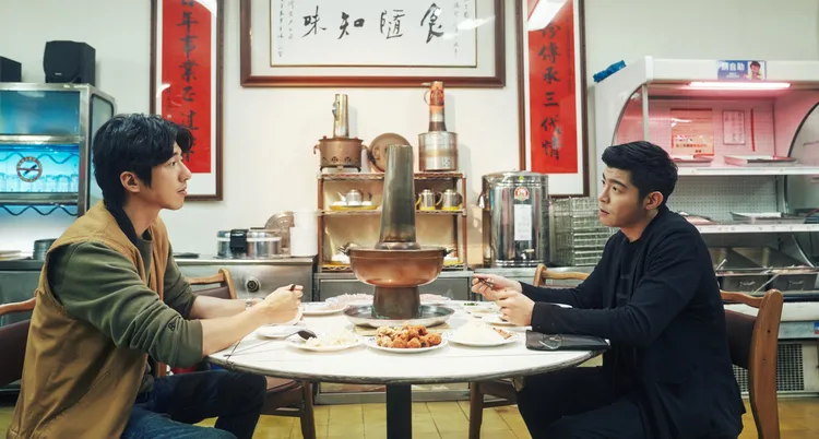 傅孟柏(左)和王柏傑在《美食無間》裡因併桌吃鍋相識，警察和殺手意外成為飯友。 發起日影視提供