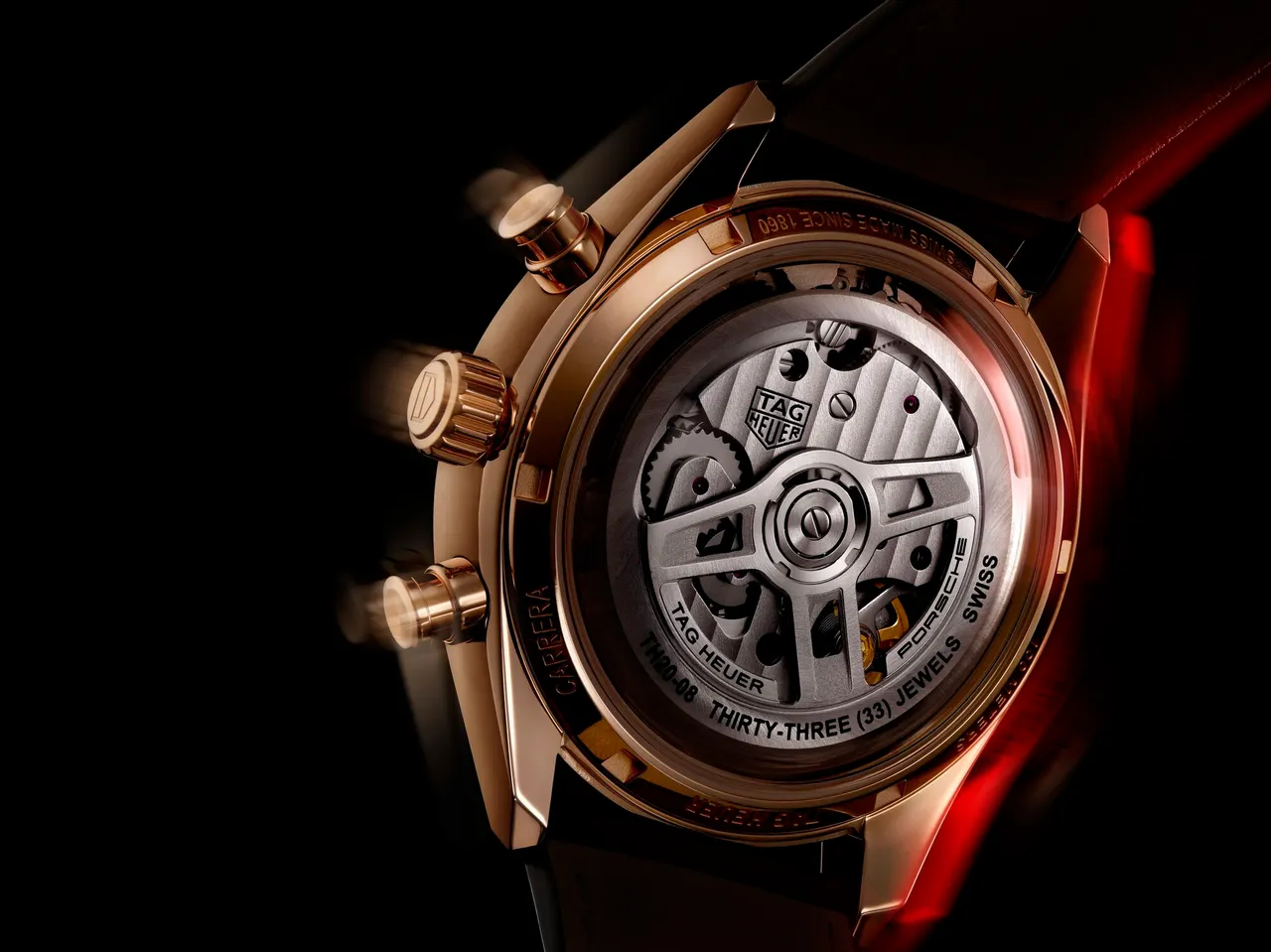 表背特制专属自动盘，复刻了保时捷经典的三辐式方向盘外观。品牌提供