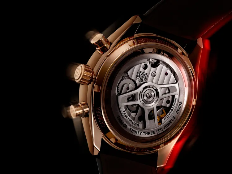 錶背特製專屬自動盤，復刻了保時捷經典的三輻式方向盤外觀。品牌提供