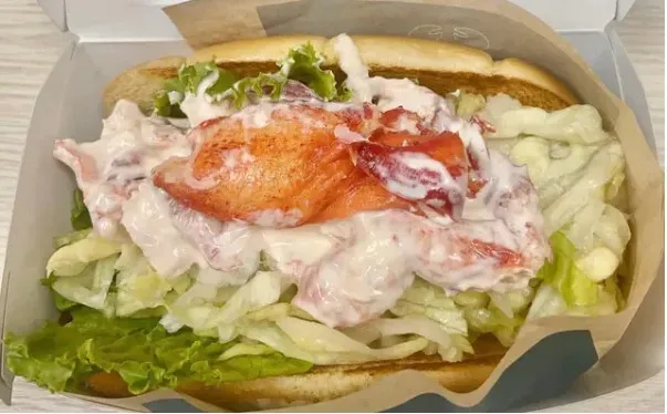 網友精算螯龍蝦堡的成本，認為麥當勞把消費者當盤子，她痛批「最多應該不會超過200元，然後把客人當盤子，一個385元在賣。」翻攝《Dcard》論壇