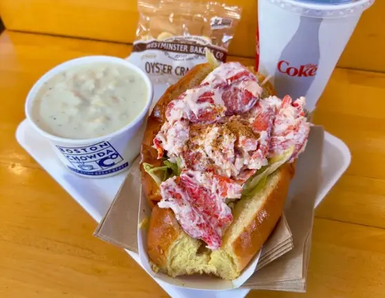 也有美國的網友分享波士頓龍蝦堡的照片，並寫道：「在波士頓這樣一頓也要33美元(含稅，近千元台幣)，還排很長，貴不貴見仁見智。我個人滿推這家Boston Chowda Company的冷式龍蝦堡和巧達濃湯。」翻攝《Dcard》論壇