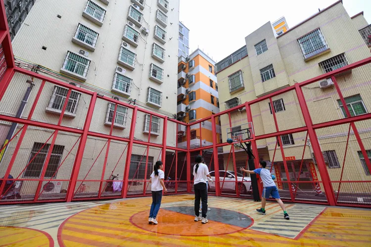 「城中村」改造完成的深圳龍華區元芬村一處籃球場。新華社