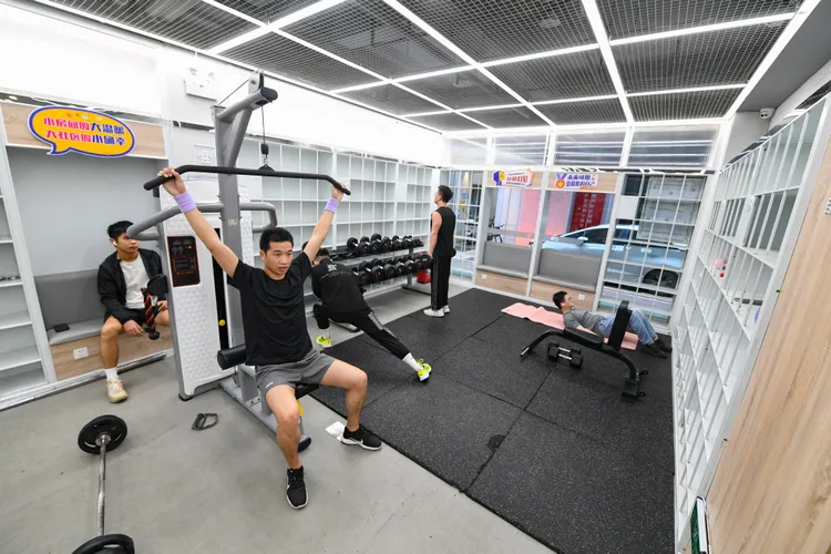 深圳龍華區元芬村，經「城中村」改造後青年公寓有健身房。新華社