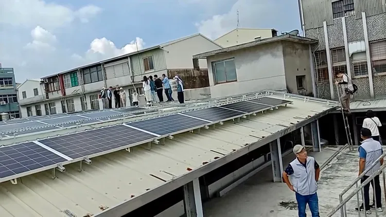 防治人員、媒體也跟著爬上爬下。讀者提供