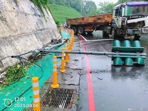 天雨路滑!聯結車撞斷號誌桿打橫路中 駕駛幸運未受傷