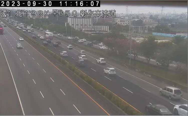 國道1號彰化交流道今日11時許的路況。高公局提供