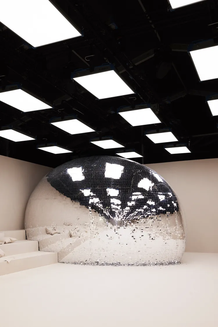 秀場放置經過重新解構的巨大迪斯可鏡面球。品牌提供