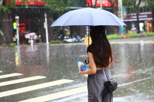 外出要帶傘！今晚起水氣增多　明午後大台北、嘉義以南雷陣雨