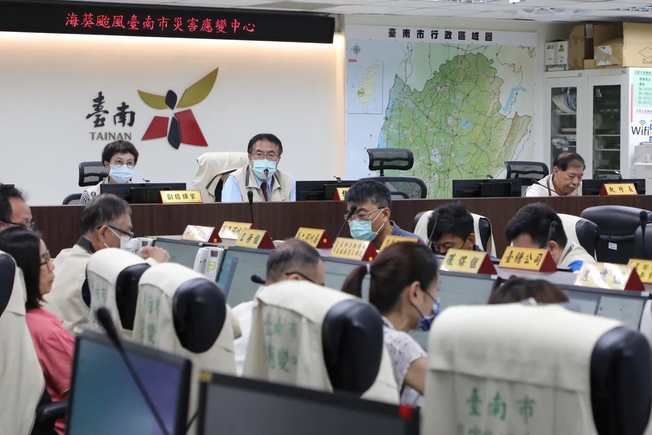 黃偉哲主持「海葵颱風臺南市災害應變中心」工作會報。市府提供
