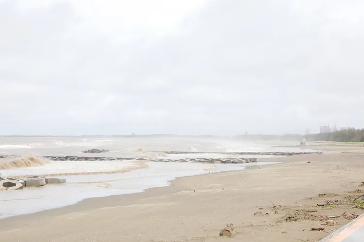 台南沿海吹起強陣風，出現4米長浪。市府提供