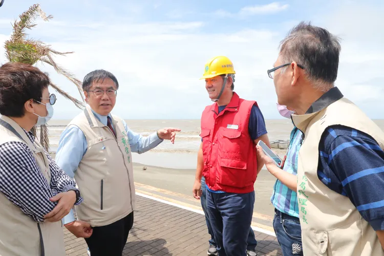 黃偉哲關切台南沙灘受颱風侵蝕的情況。市府提供