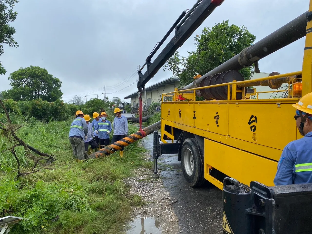 台電派員搶修盡速復電。台電台南區處提供