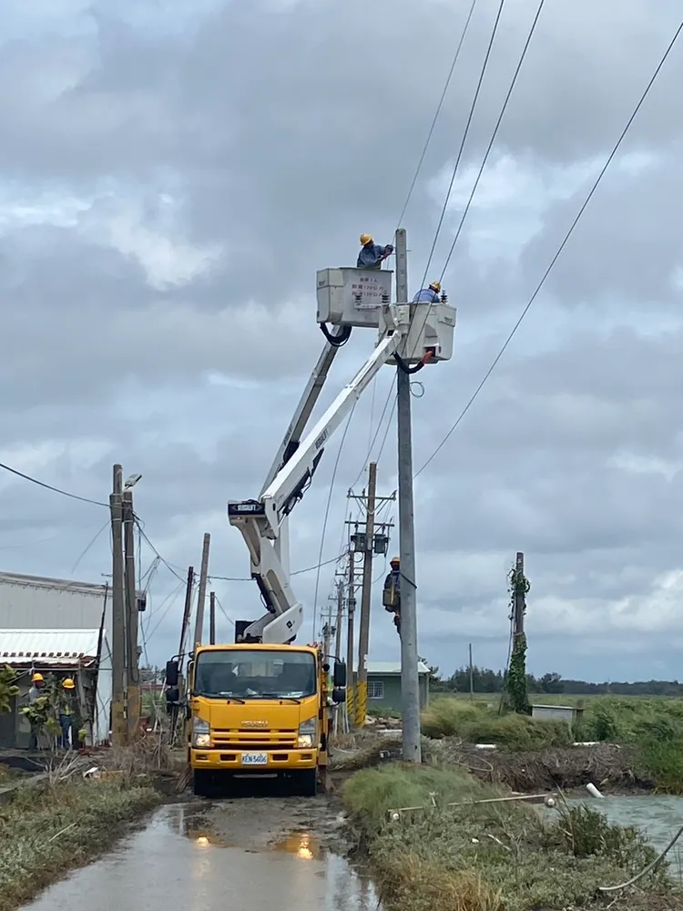 海葵颱風造成北門地區斷桿，台電同仁立即搶修更換。新營區處提供
