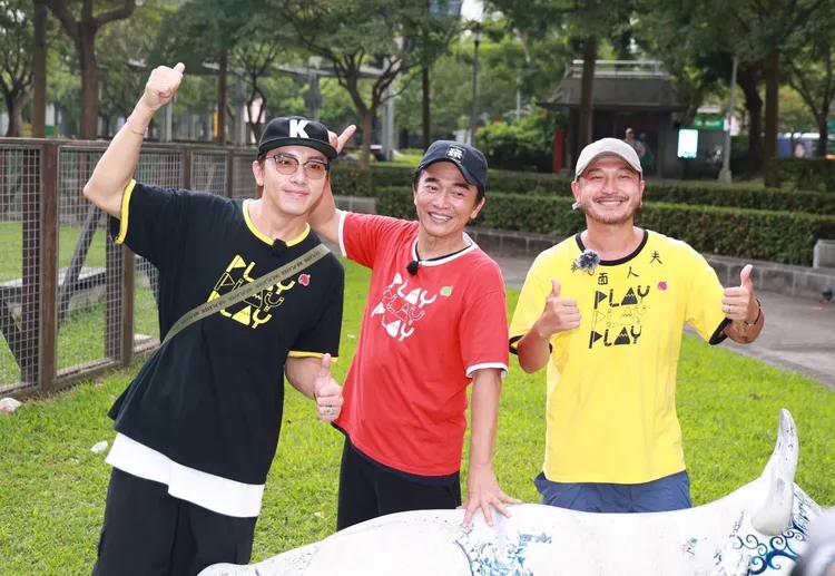 坤達（左起）、吳宗憲、KID因《綜藝玩很大》雙料入圍金鐘獎而開心不已。彭欣偉攝