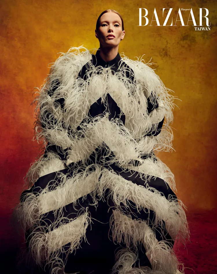 Julia Hafström拍攝《Harper’s BAZAAR》封面。《Harper’s BAZAAR》國際中文版提供