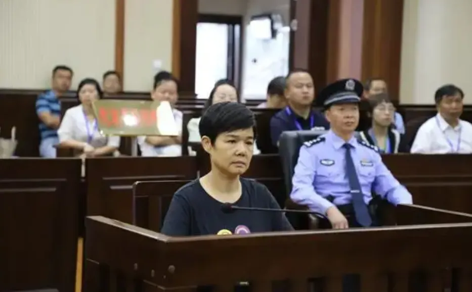 主動投案的雷文蓉在法庭走楚楚可憐風,獲得減刑機會。翻攝微博/貴州省紀委