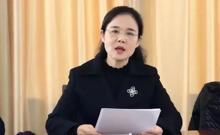 雷文蓉有時走長髮溫柔賢淑風。翻攝微博/貴州省紀委