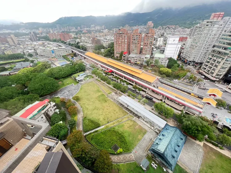 距離生鮮超市100公尺內、成屋平均單價最低前十名捷運站點中，捷運新北投站和景美站是唯二上榜的台北市捷運站。永慶房產提供