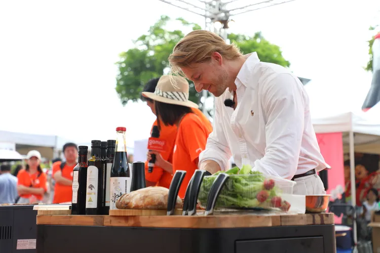 法比歐出席麻吉烤肉節。gomaji提供