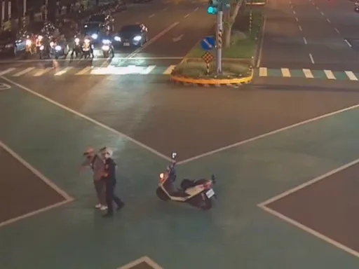 老翁跌坐車水馬龍路中央 龜山暖警緊急伸手助一臂之力