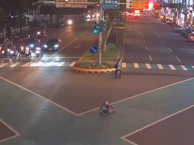 老翁跌坐路中央。龜山警分局提供