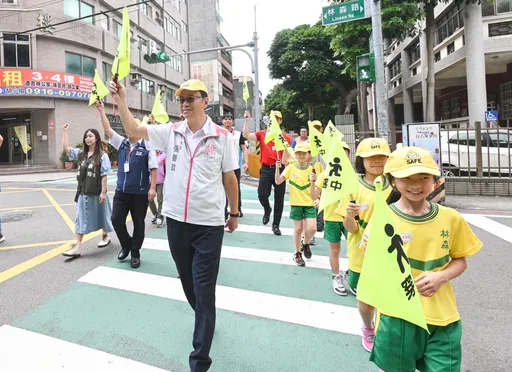 桃市交通安全月校園宣導 張善政推廣學童手持「小黃旗」過馬路