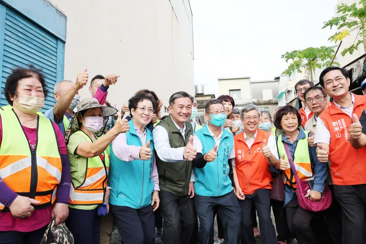 陳建仁慰勞第一線防疫人員，一起打氣加油。南市府提供