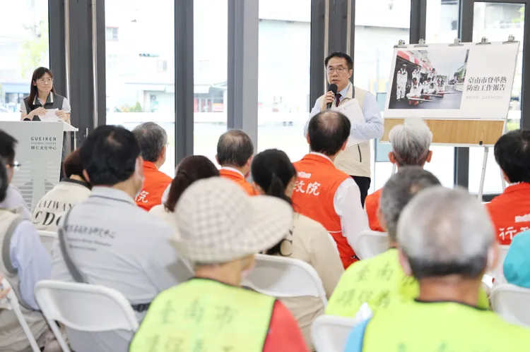 黃偉哲強調「沒有病媒蚊就沒有登革熱」，呼籲全體市民配合防疫措施。市府提供