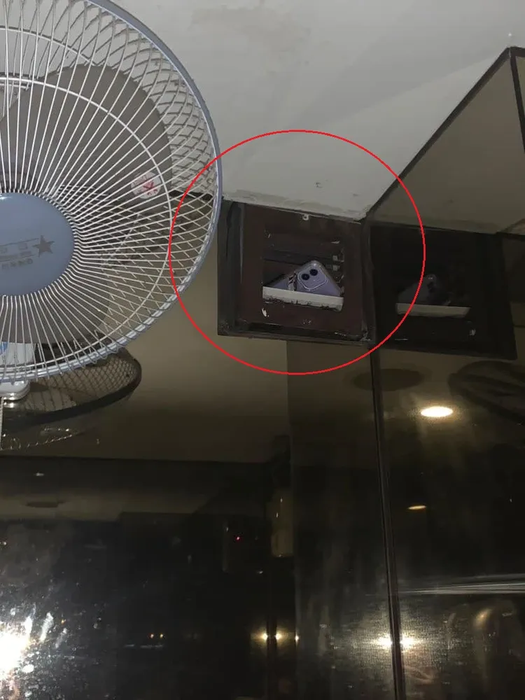 女員工曾發現廁所高處被擺放手機偷拍。翻攝自臉書「爆料公社」