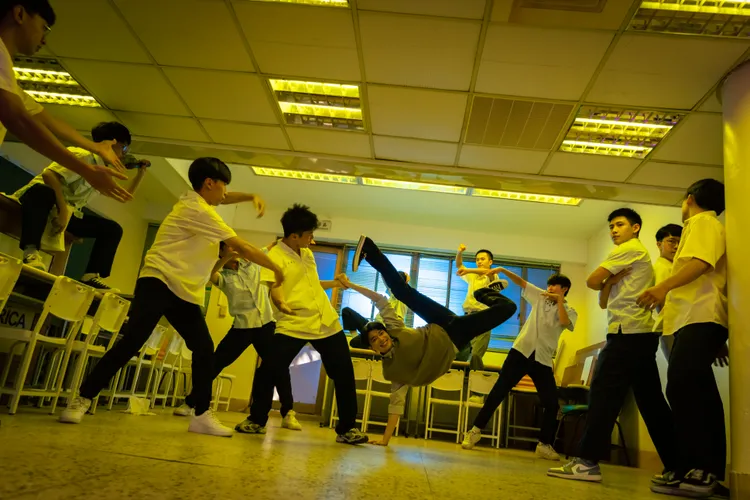 《成功補習班》全體演員一鏡到底尬舞。華納兄弟提供