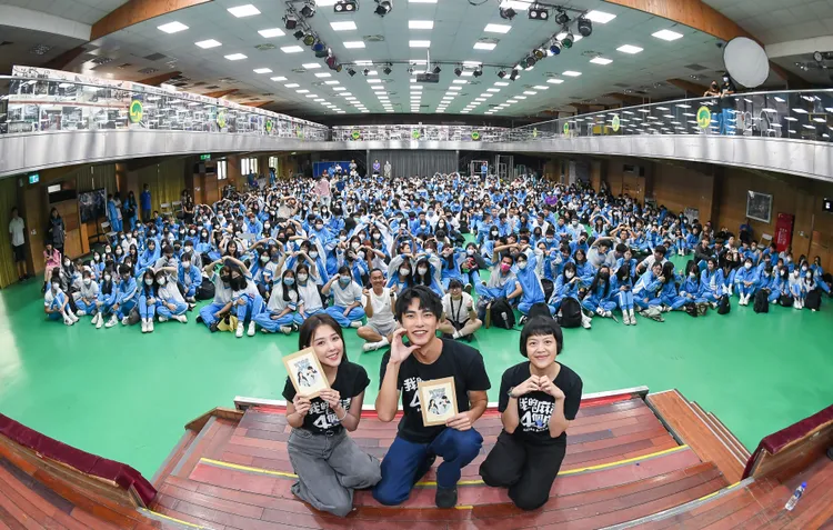 男女主角曾敬驊、邵雨薇前進校園人氣爆棚。甲上提供