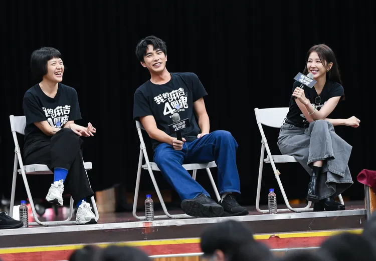 導演謝沛如和男女主角曾敬驊、邵雨薇前進校園。甲上提供