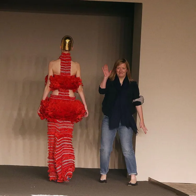 Sarah Burton在Alexander McQueen任職26年。翻攝harpersbazaarhk IG