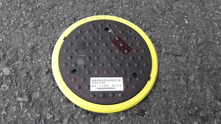 台中市的地磁停車格會在民眾車輛停入車格後，記錄停車時間通知收費員來開單。市府提供