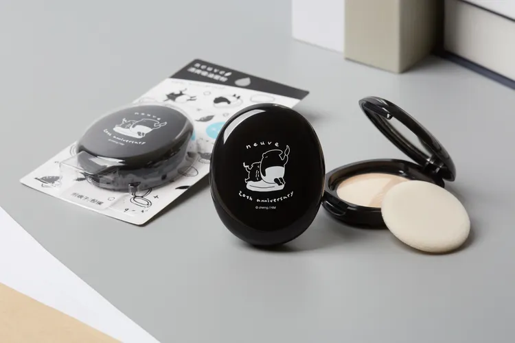 neuve 惹我清爽吸油蜜粉來貘限定版，160元。品牌提供